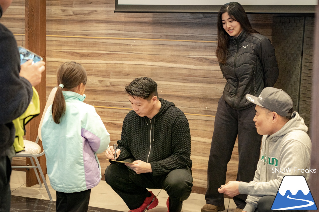 井山敬介さんと秋元日菜子さんのコンビは今年も健在！さらに、サプライズゲストも登場？！憧れのスキーヤーと一緒に雪と戯れ、『いちえ』の美味しいランチをいただく…。夢のようなイベント。めもるホールディングス presents プロスキーヤー・井山敬介さんと行く｜ダイナスティスキーリゾート